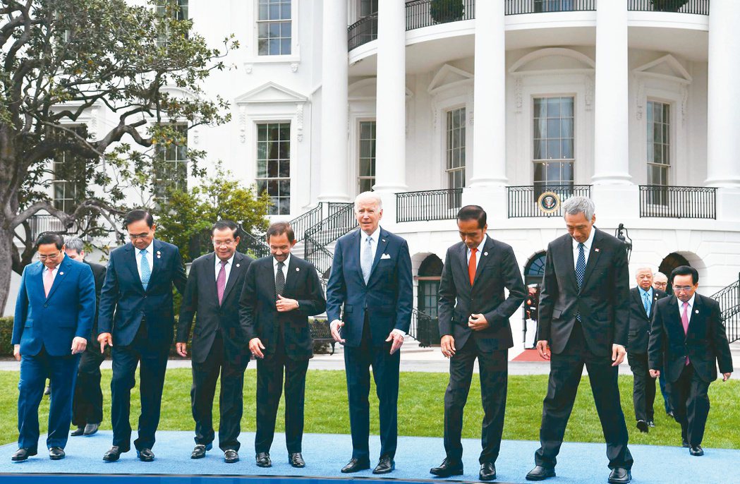 美國總統拜登（前排左五）十二日在白宮與東協領袖合照。法新社