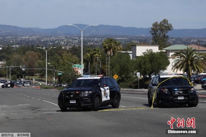 中新網刊發的洛杉磯槍擊案，報導內容避重就輕。圖為當地警車趕至案發現場。（中新網）