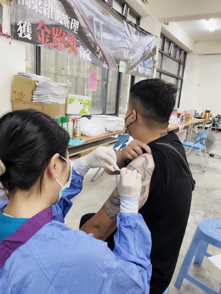 一名市民今天到台中市文心森林公園疫苗接種站接種疫苗。圖／醫師施勝桓提供