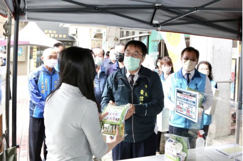 台南市長黃偉哲上午前往安南區公所了解防疫情況。圖／市政府提供