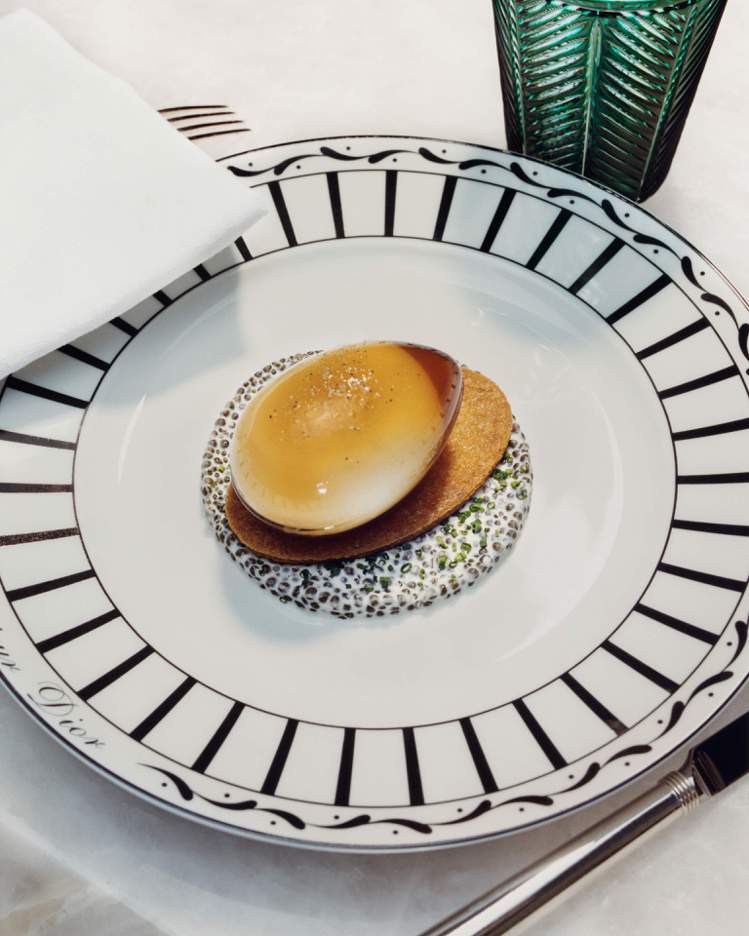搭配上獨家Dior Maison餐具系列，視覺、味覺都兼顧。圖／DIOR提供