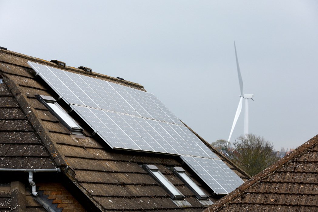 歐盟將加緊擁抱再生能源，所有新建築的屋頂都必須安裝太陽能板。路透