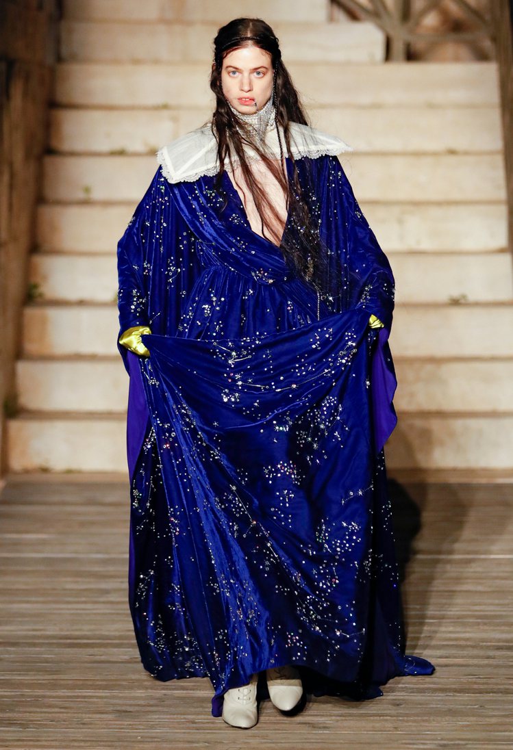 壓軸登場的寶藍色天鵝絨長袍上面裝飾著寶石亮片組成的星象圖案，搭配大片蕾絲領和珍珠...