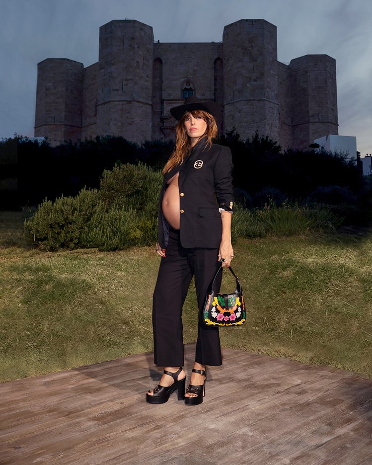 法國女歌手露杜瓦隆以一身西裝褲裝秀出懷胎孕肚，溫馨又時尚。圖／GUCCI提供