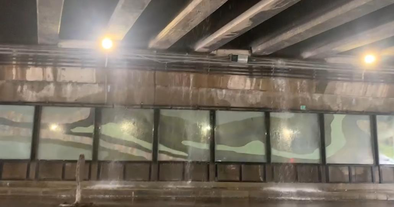 新竹市光復路交流道穿越橋由於雨水排水管線破裂，一到下雨天，橋面下便形成「水濂洞」的奇景。圖／民眾提供