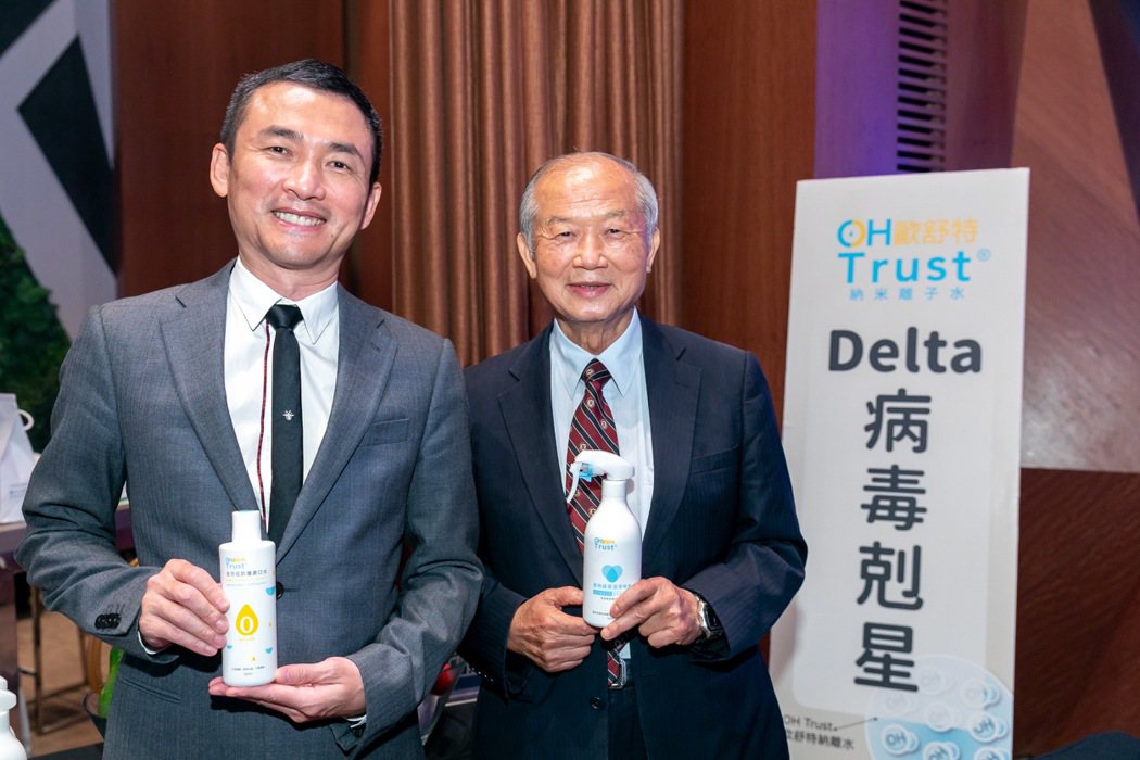 納諾董事長呂鴻圖（左）與台北醫學大學前副校長謝明哲合影。業者／提供