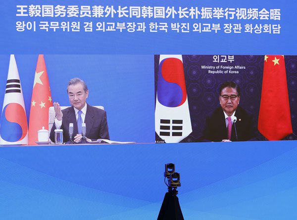 大陸外長王毅16日會晤南韓外長朴振，提出「四個堅持」與「四個加強」。（圖／大陸外交部官網）