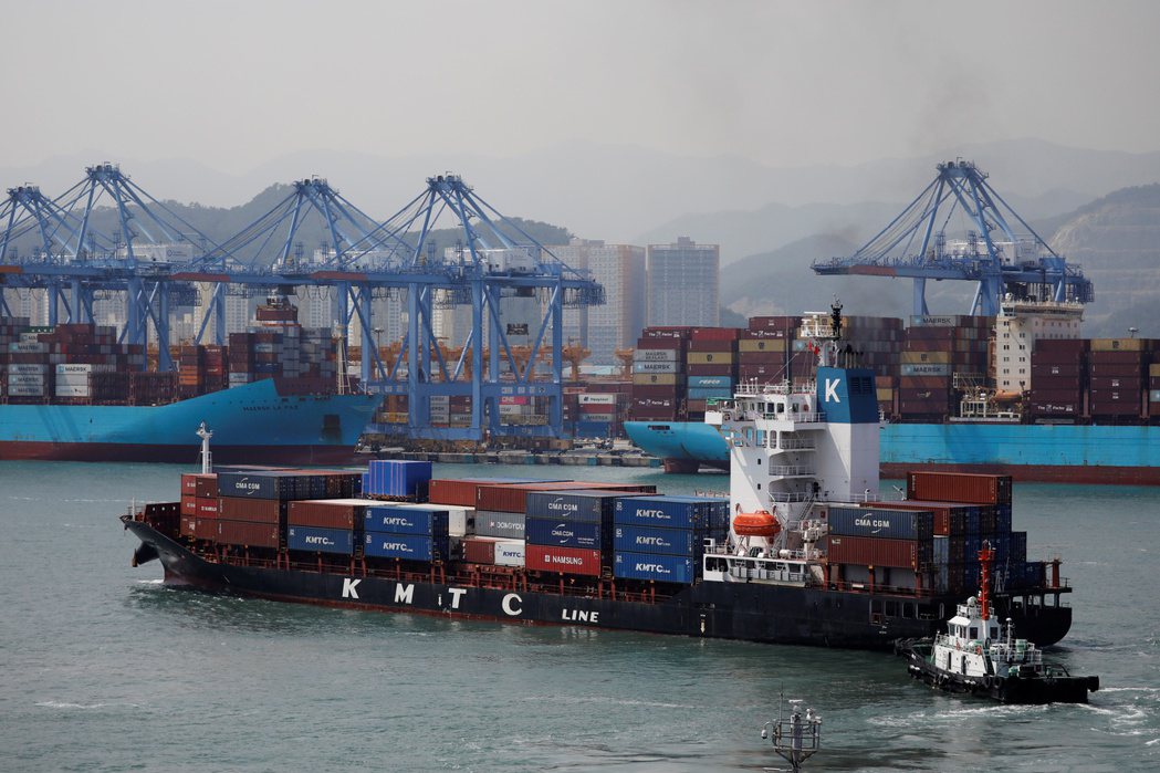 南韓4月進出口的貨櫃運價，多數航線都比去年同期上漲不少。路透