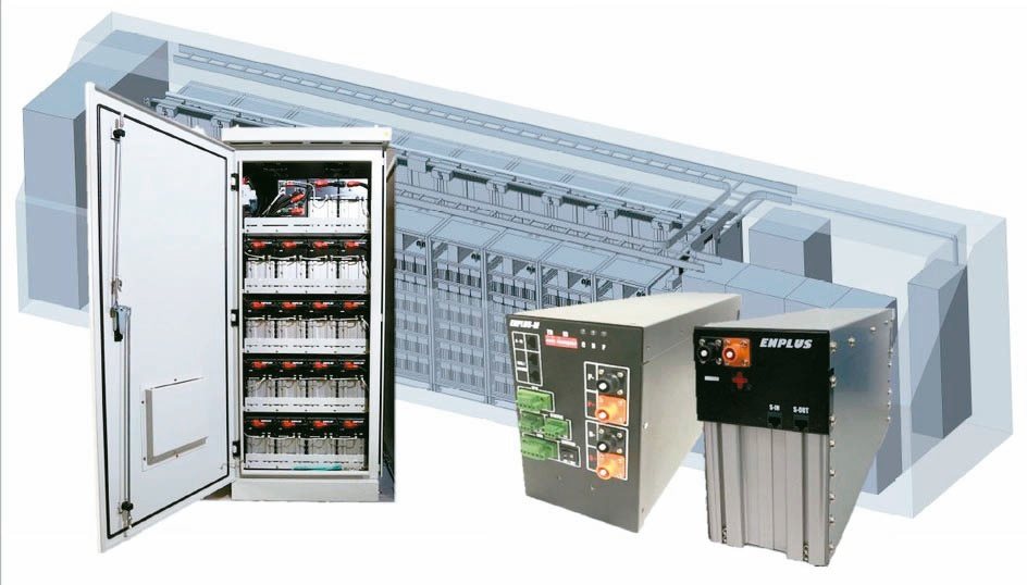 貨櫃式儲能（背景圖）、機櫃式儲能（前左）、儲能單元模組（圖右）。加百裕／提供