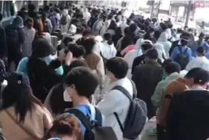 上海爆離滬潮，虹橋火車站內人潮洶湧。（搜狐新聞網）