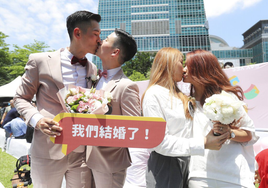 2019年5月24日，兩對同性伴侶在信義區戶政事務所登記結婚。 圖／美聯社