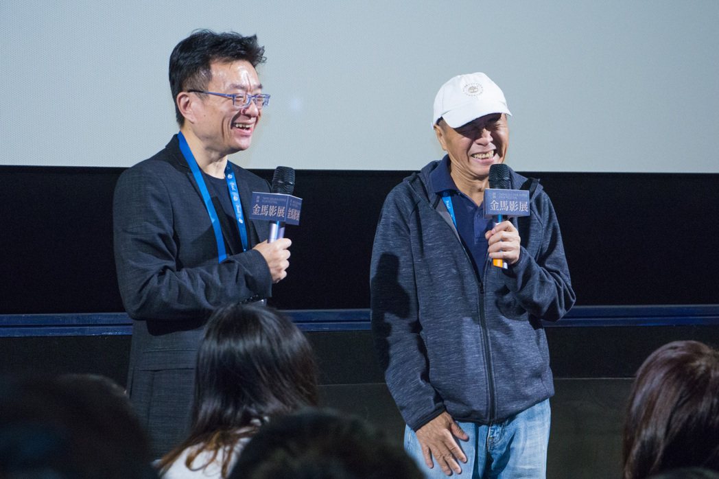 2016年聞天祥（左）為侯孝賢主持《青梅竹馬》的映後座談。圖／金馬執委會提供