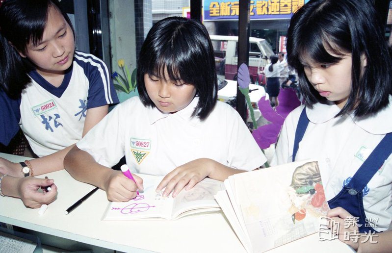圖說：畢業前夕以留言冊紀念友誼，一直是校園中的流行。日期：1992/6/11。攝影：徐世經。來源：聯合報