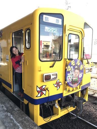 台鐵高雄車站志工施貞秀喜歡鐵道文化，最愛到日本旅遊，也喜歡搭當地火車。 圖／施貞...