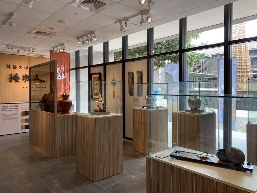 宜蘭傳藝園區展示館的「傳藝工坊」，設有6項工種的專屬工作室、教育推廣區，以及作品...