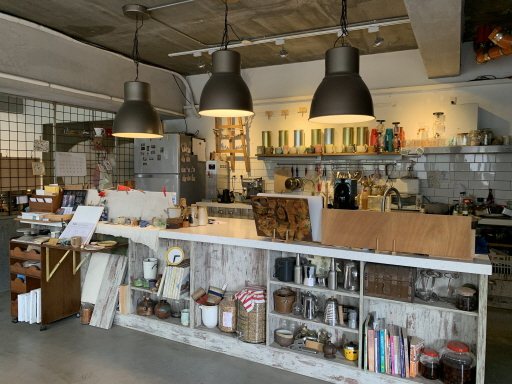 「開始：器皿烘培室」2樓提供甜點、咖啡與茶飲。 圖／林佳彣 攝影