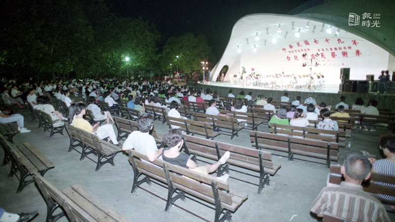 圖說：台北市露天藝術季卅日起，連續半個月，新公園露天音樂台每天晚上都有節目，提供台北市民一個絕佳的消暑去處。來源：聯合報。攝影：陳炳坤。日期： 1990/09/02
