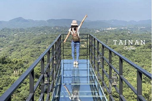 《chiachia的部落格》帶大家到台南東山區翼騎士驛站，體驗玻璃天空步道。 圖...