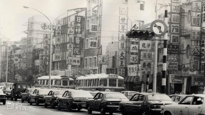 圖說：台北市交通，永和清晨即景車輛行駛逆向車道，交通警察網開一面。日期：1978/09/23。攝影：陳進榮。來源：聯合報
