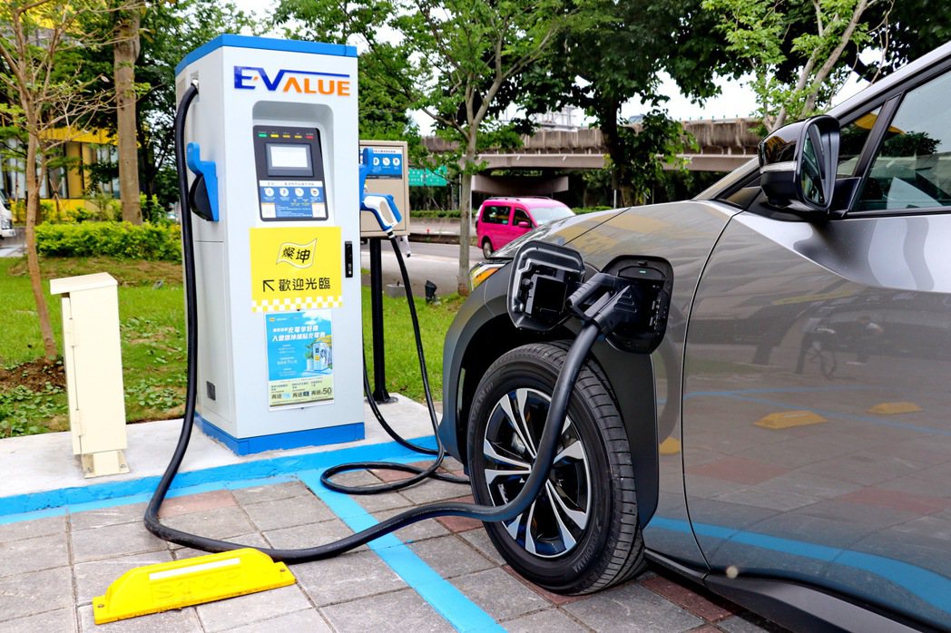 充電設施是否充裕會影響消費者入主電動車的想法。 記者陳威任／攝影
