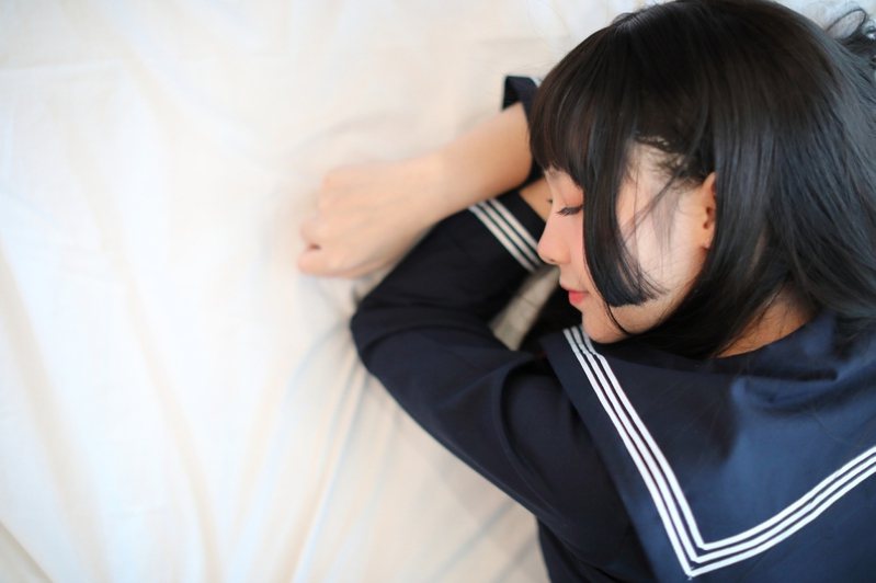 日本一名17歲高中女生，涉嫌糾纏男子偶像團體成員等行為，並在車站內以美工刀相向，被警方依違反跟蹤狂管制法等嫌疑逮捕。示意圖，非新聞當事人。圖／ingimage