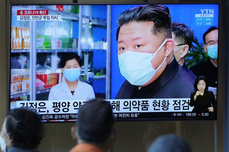 自從上週坦承爆發疫情以來，北韓宣稱「爆炸性散布的發燒」已造成56死、150萬人患病，外界觀察家懷疑，多數的病例是由新冠肺炎引起。 美聯社