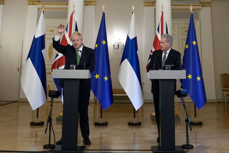 英相強生（左）11日在赫爾辛基與芬蘭總統尼尼斯托（右）召開聯合記者會，英國承諾為芬蘭提供軍事支援。法新社