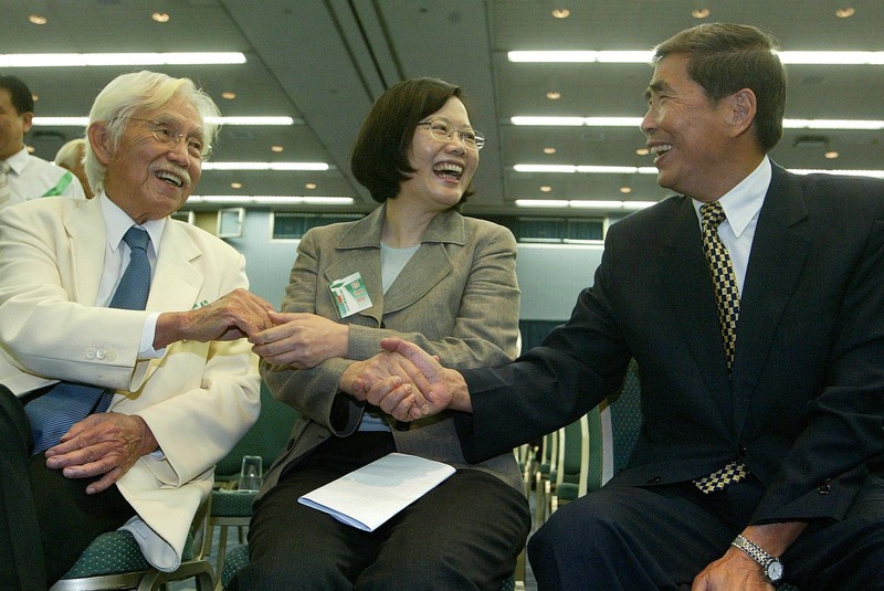 2008年5月4日，民進黨舉辦臨時全國黨員代表大會，三位黨主席參選人蔡同榮（右）、辜寬敏（左）、蔡英文（中）都到場，會前相互握手致意。圖／聯合報系資料照片