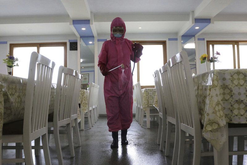 專家表示，除非迅速採取行動提供疫苗和藥物治療，否則北韓目前處於「新冠災難」的邊緣，因為報導稱患病的人數上升至近150萬。美聯社