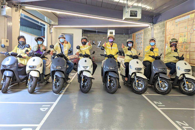 台南市交通局獲贈28輛電動機車，今天發交給路邊停車收費員上線執勤使用。圖／交通局提供