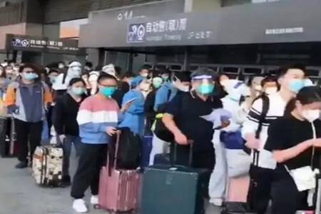 虹橋火車站內滿滿是急著離開上海的旅客。（今日頭條）