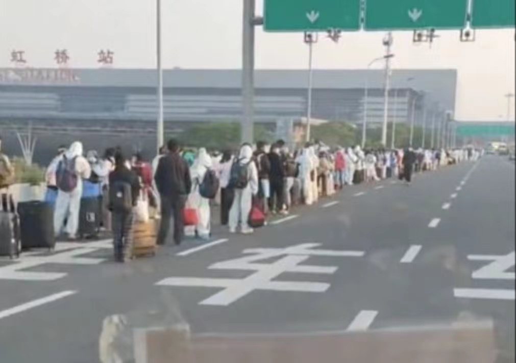 急著離開上海的旅客排到虹橋火車站外的高架橋上。（取自網路）