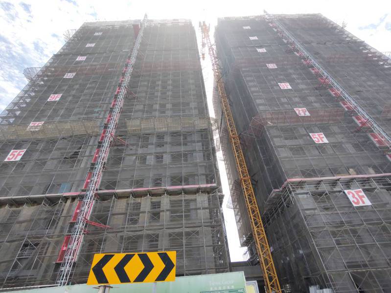 台南市透天厝動輒上千萬元，重劃區新建案已多數是大樓。記者吳淑玲／攝影
