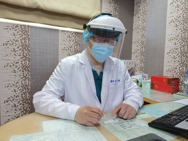 為恭醫院小兒科主任李浩遠為兒童操作篩檢試劑。圖／為恭紀念醫院提供