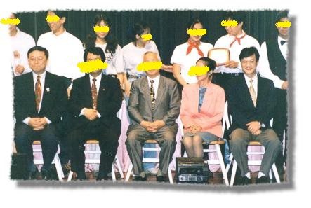 台灣省調酒協會前理事長李勝裕（前排右）當年曾和周文偉（前排左）一起參加大學的調酒比賽評審，對他印象深刻。圖／李勝裕提供