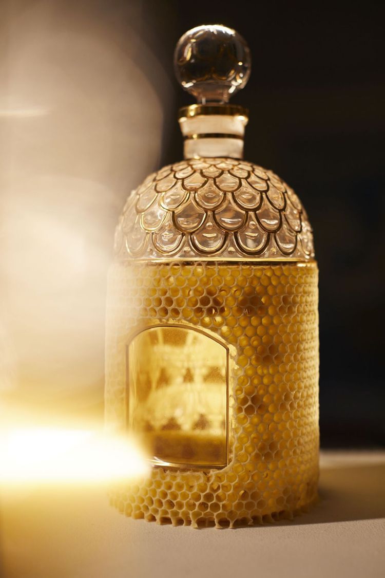 嬌蘭藝術聯名版經典蜂印瓶香水。圖／嬌蘭提供