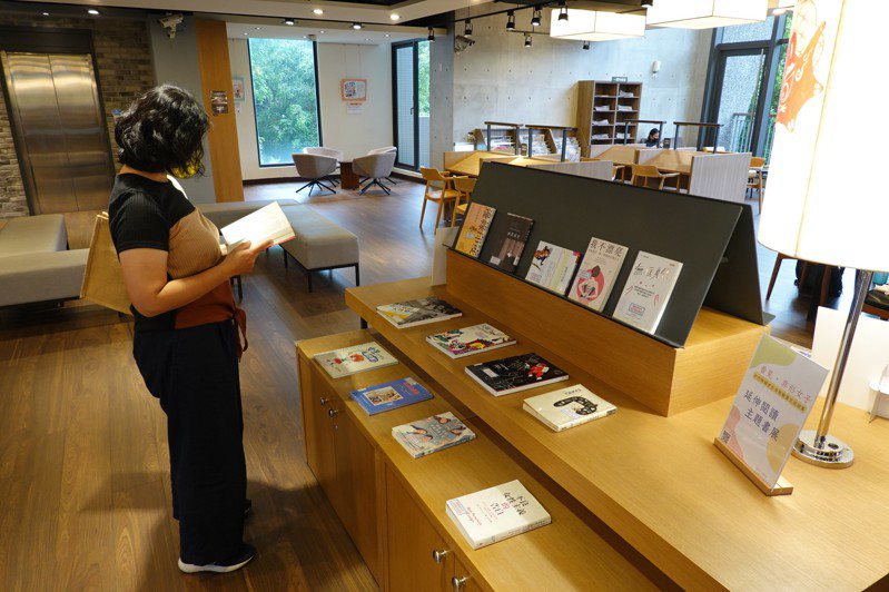 《看見·非形女子》延伸書展同步於李科永紀念圖書館展出，歡迎民眾借閱。圖／台中市文化局提供
