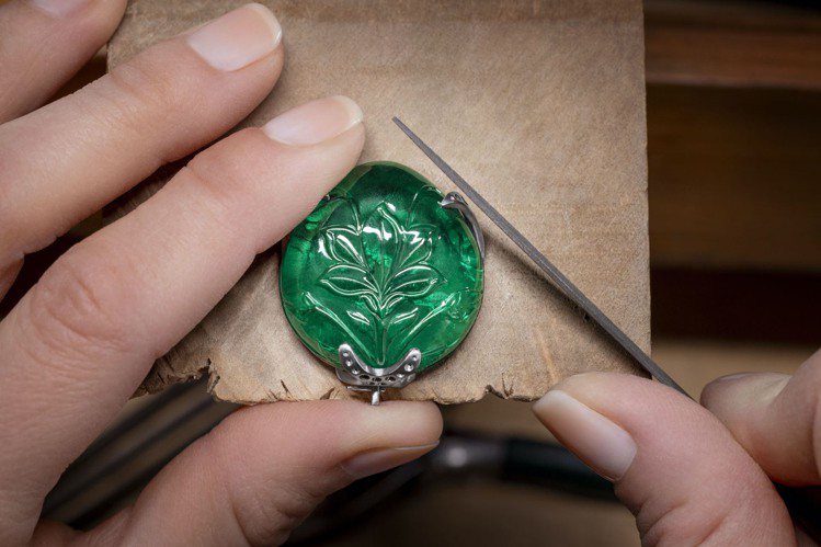 Jubilee Emerald Garden頂級珠寶皇冠的63.44克拉尚比亞祖母綠雕刻蓮花圖騰。圖／寶格麗提供