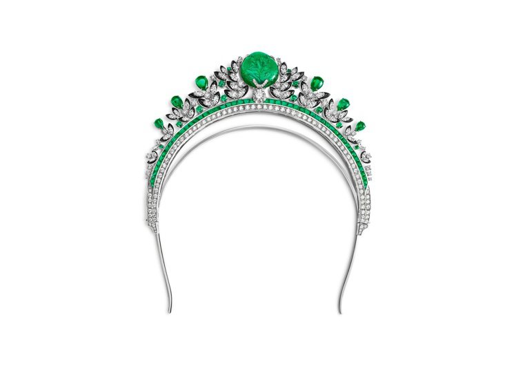 BVLGARI Jubilee Emerald Garden 頂級珠寶皇冠可轉換做項鍊配戴，鉑金鑲嵌縞瑪瑙、63.44克拉蛋面切割雕花設計尚比亞祖母綠、尚比亞祖母綠、祖母綠、鑽石，售價未定。圖／寶格麗提供