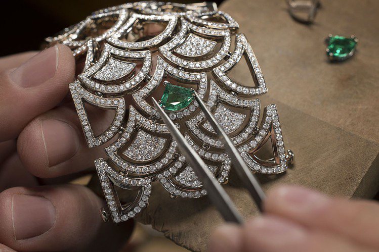 Divas’ Dream頂級珠寶腕表共鑲嵌8顆總重約18.4克拉的尚比亞祖母綠。...
