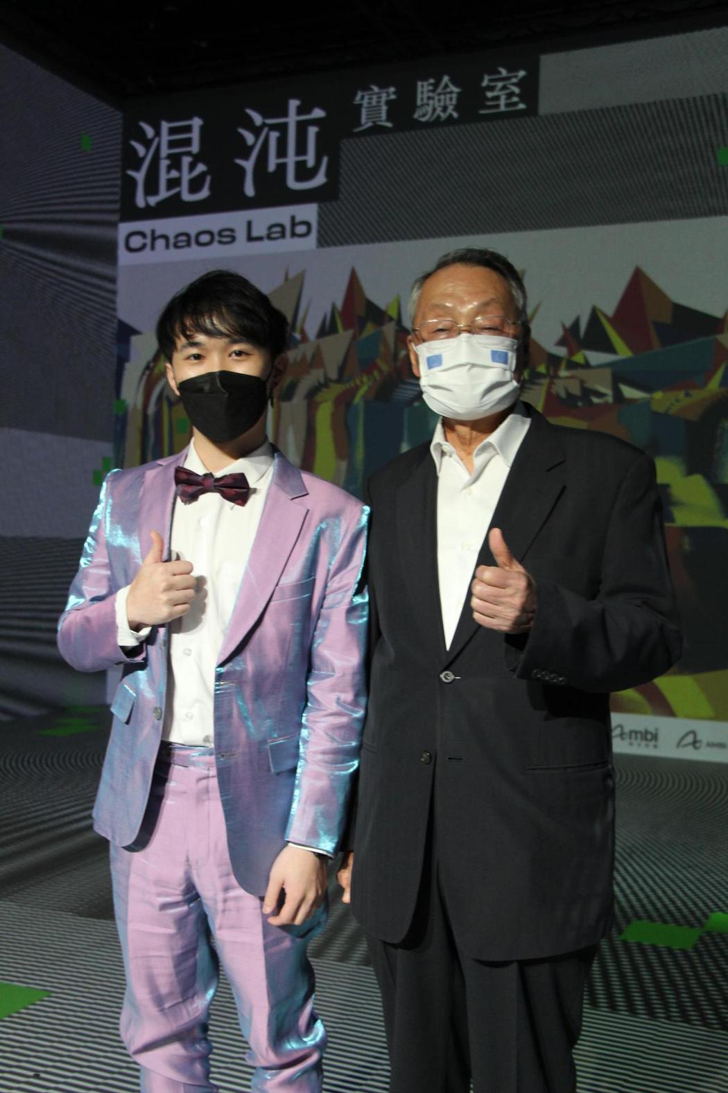 NFT生成藝術家吳哲宇自（左）創的「混沌實驗室」個展，首度將與科文集團旗下双融域...