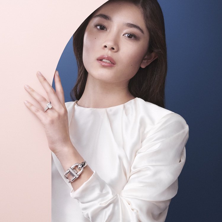 模特兒配戴Menuet單顆鑽石戒指與Cadenas腕表。圖／梵克雅寶提供
