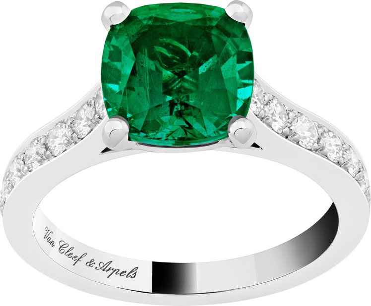 Romance solitaire 戒指，鉑金中央鑲嵌枕形切割祖母綠重約2.13克拉、鑽石，價格店洽。圖／梵克雅寶提供