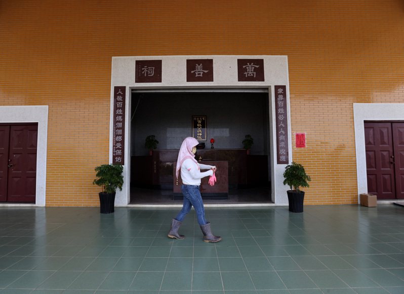 來自印尼的新住民葉雅蒂雖然是穆斯林，但入境隨俗拿香拜拜，在撿骨工作的過程中遵照台灣民俗信仰。記者林澔一／攝影