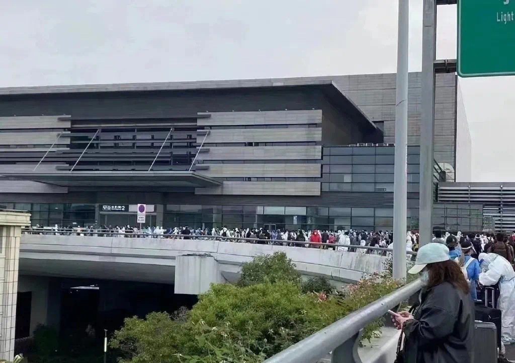 近日準備離開上海的人潮，甚至從車站排隊到高架道路上。（取自微博）
