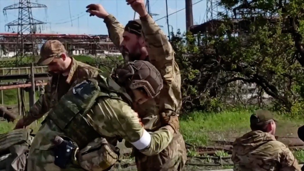 俄羅斯國防部18日表示，近1千名困守在馬立波亞速鋼鐵廠的烏克蘭官兵現在已經投降。...