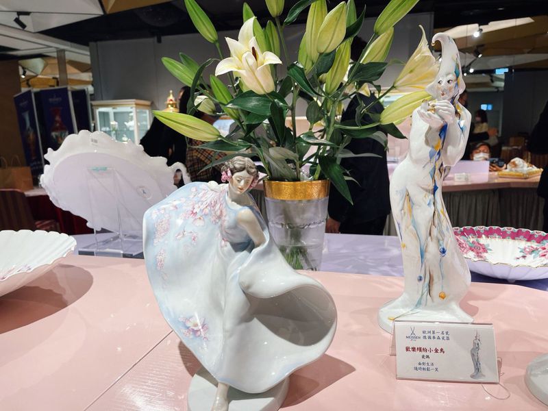 麥森瓷器特展中身影曼妙的櫻花女舞者（左）與歡樂繽紛小金鳥瓷偶（右）。記者王昭月／攝影