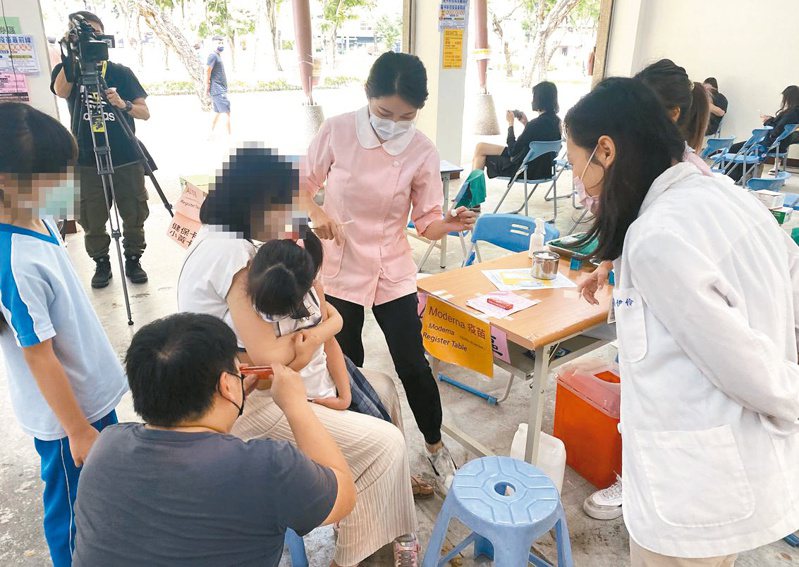 台中市長盧秀燕昨表示，5月30日起開打BNT兒童疫苗，以及12至17歲BNT第3劑。圖為學童到文心森林公園接種莫德納。本報資料照片