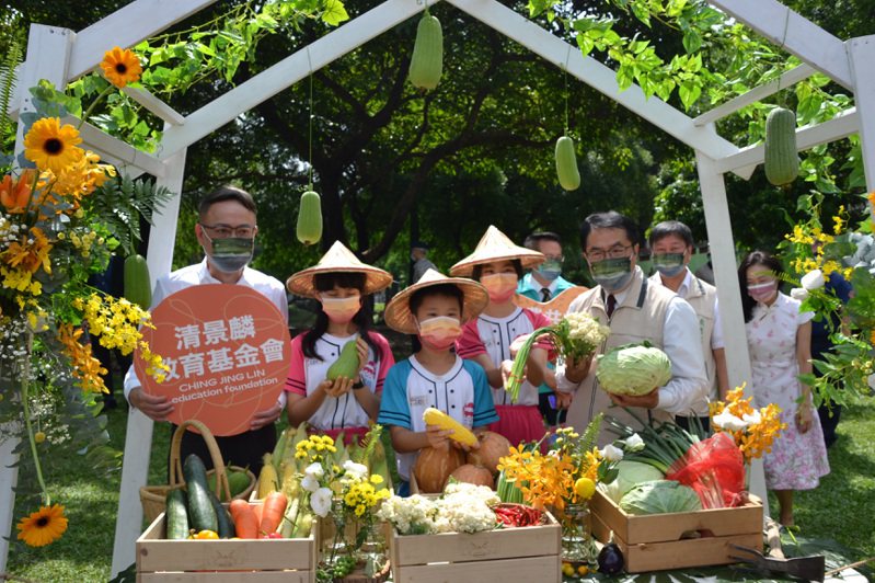 台南市東區崇明國小昨天舉辦「食農共好‧新美學計畫」，市長黃偉哲（前右一）稱讚這是展現結合食農、科技、美學、建築等跨領域素養教育成果。記者鄭惠仁／攝影