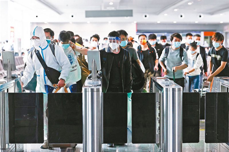 上海逐步解封對外交通，恢復開行的列車仍有限，離滬火車票一票難求。圖為十八日鐵路上海站候車大廳，旅客依次驗票進站。（中新社）